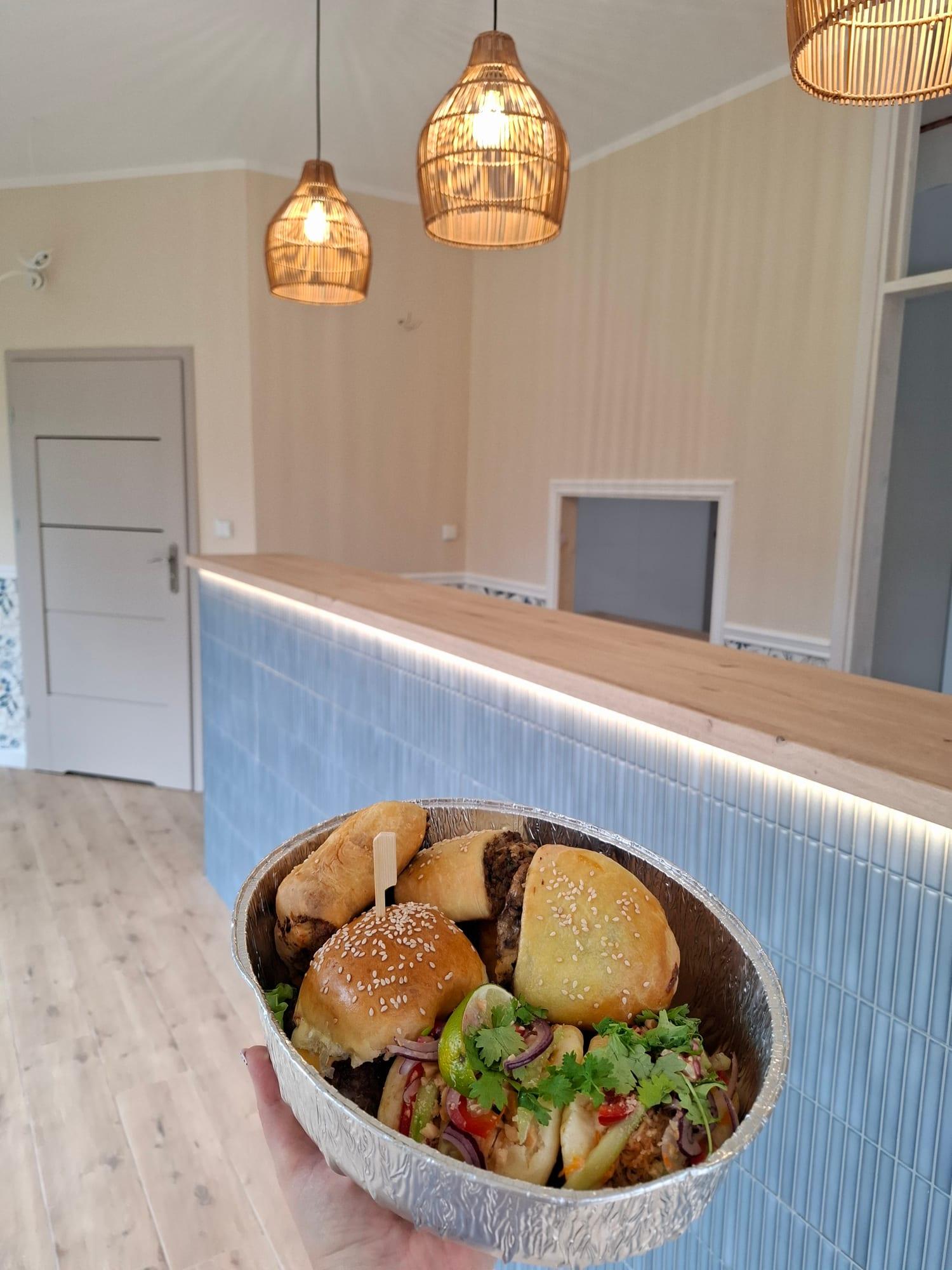 Mini burgery i bułeczki bao z cateringu uPICHcone na tle nowego baru z niebieskimi płytkami i wiklinowymi lampami w bistro w Zieleniewie