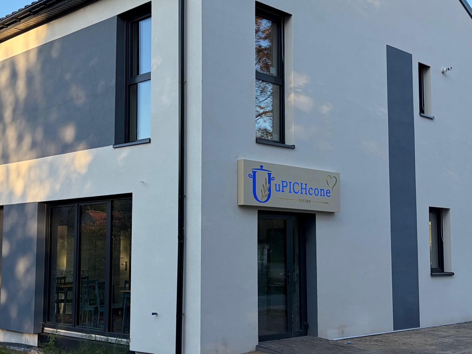 Budynek bistro uPICHcone w Zieleniewie z szyldem nad wejściem i dużymi oknami sali