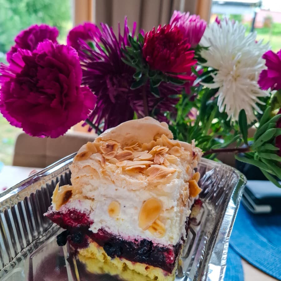 Tort bezowy z truskawkami