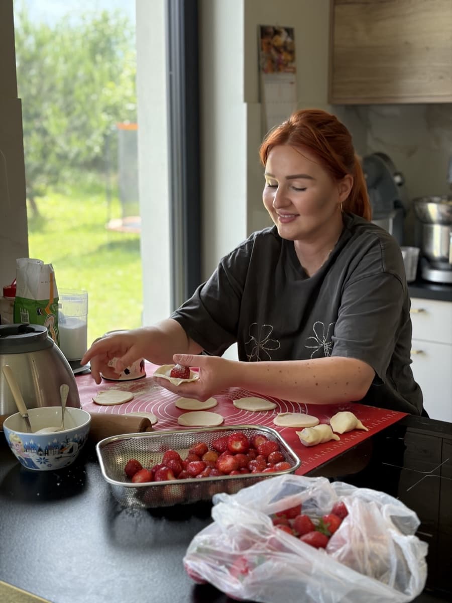 Daria lepi pierogi z truskawkami w kuchni