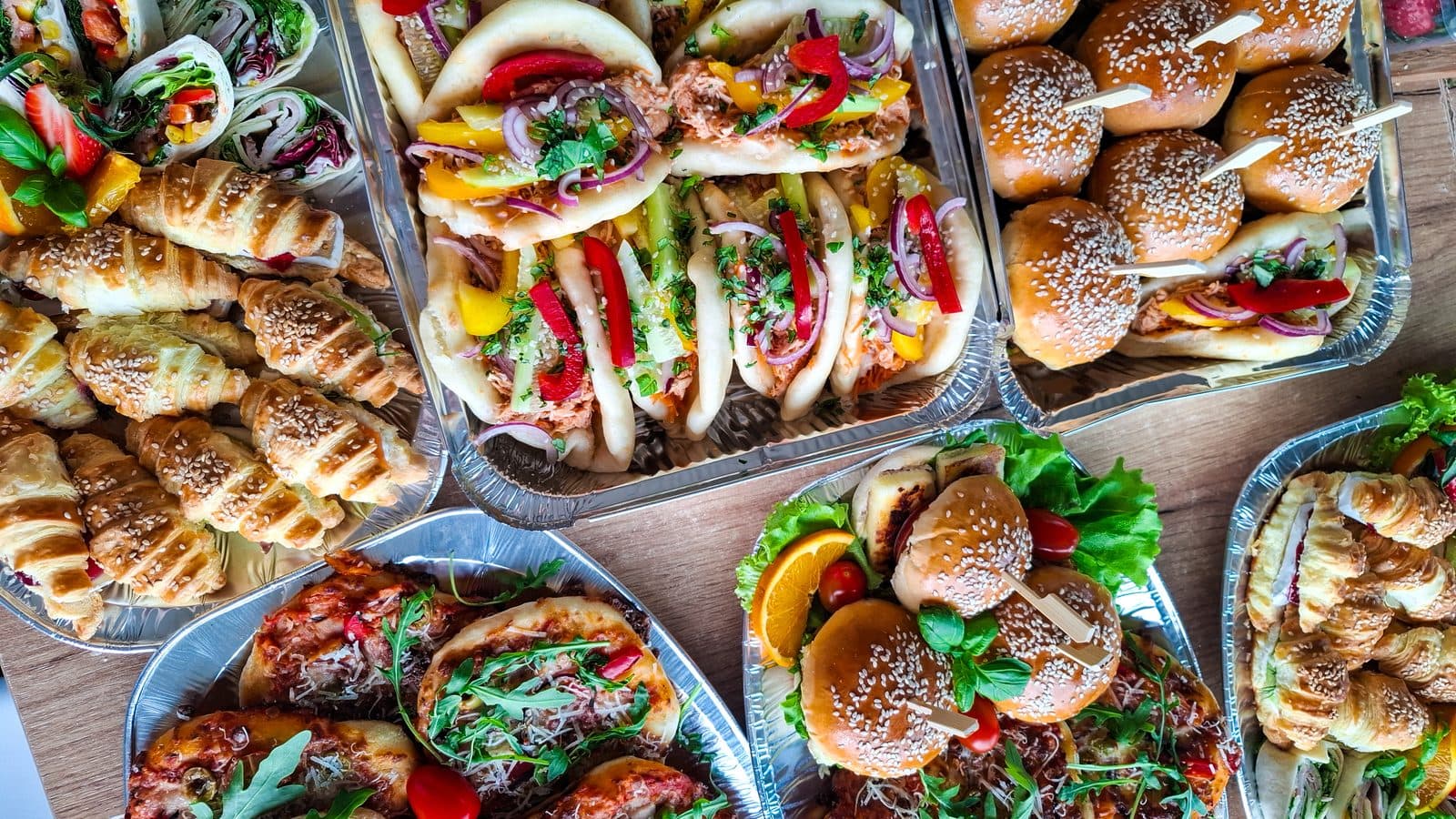 Stół z przekąskami na imprezę w Grzędzicach koło Stargardu: bułeczki bao z szarpanym mięsem i warzywami, mini burgery z sezamem, rogaliki francuskie, mini pizze z rukolą i wrapy